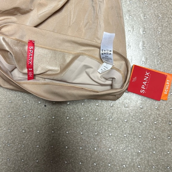 Spanx OnCore High-Waisted Mid-Thigh Short - Picture 6 of 7